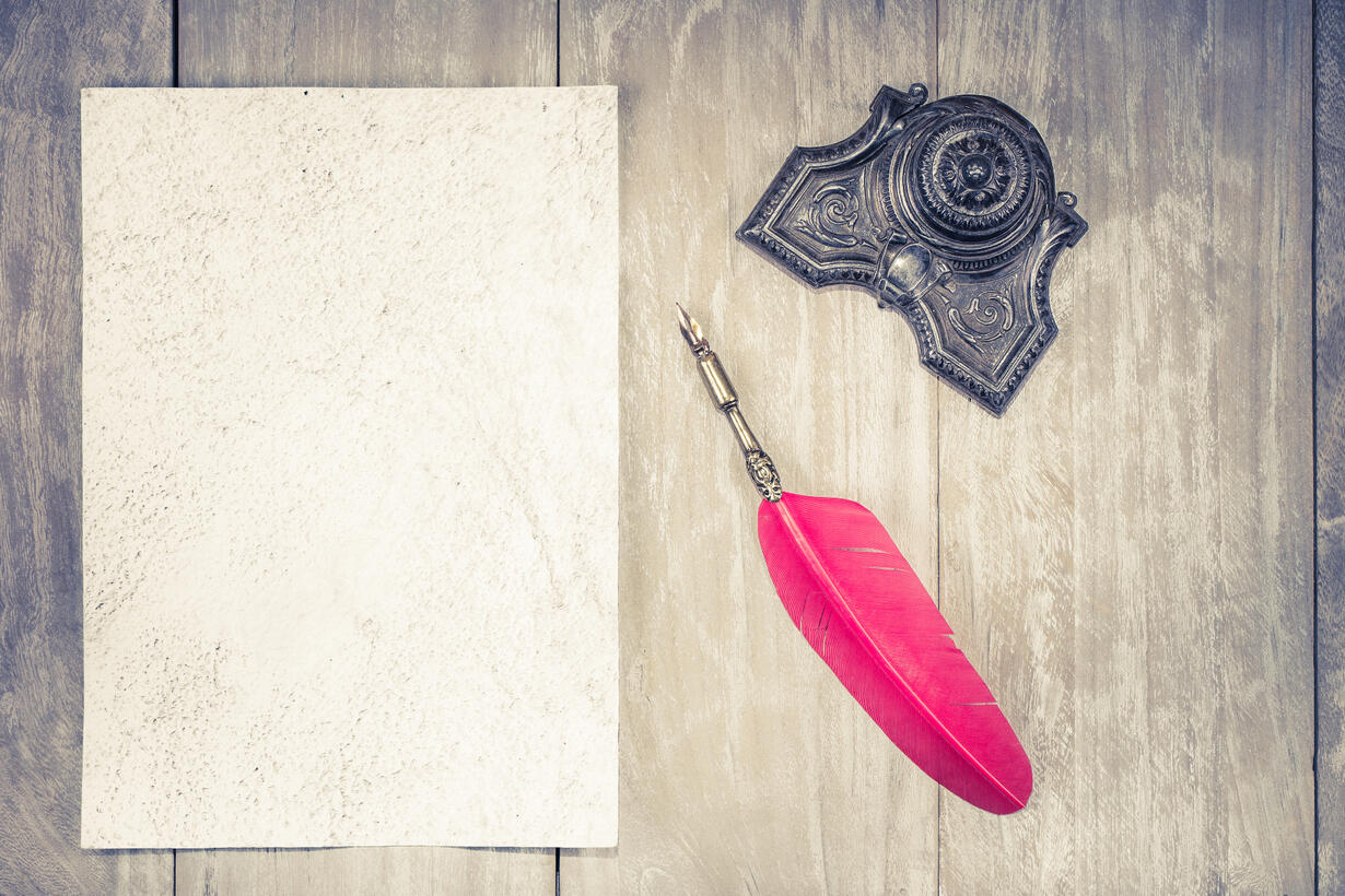 Schreibfeder und Papier